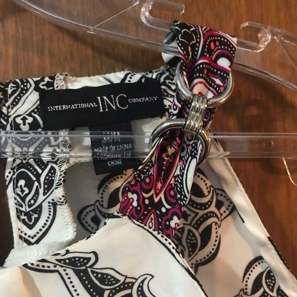 Beautiful satin sleeveless top - Picture 3 of 4